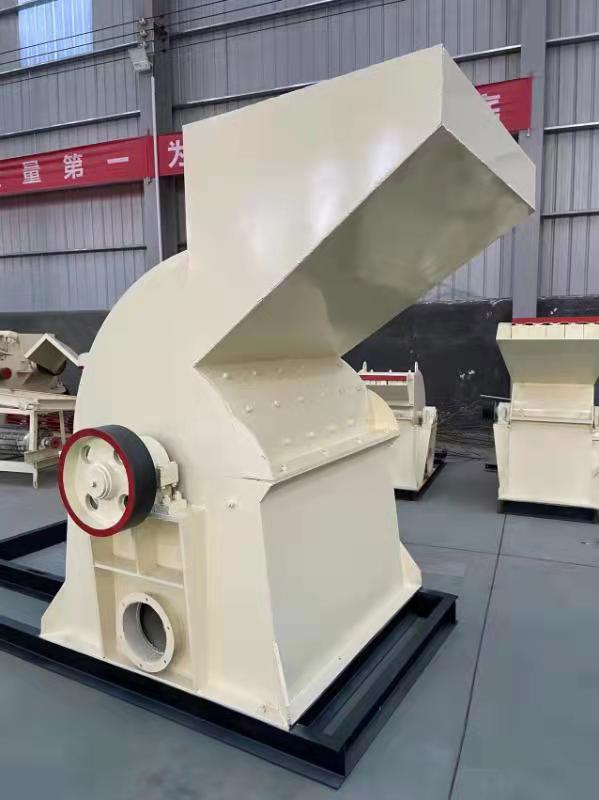 調試完畢準備發往（wǎng）廣西柳州的柴油移（yí）動樹枝粉碎機