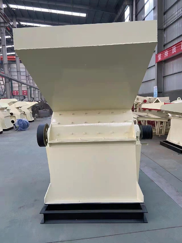 高鴻機械發往甘（gān）肅的大馬力樹枝粉碎機（jī）現場